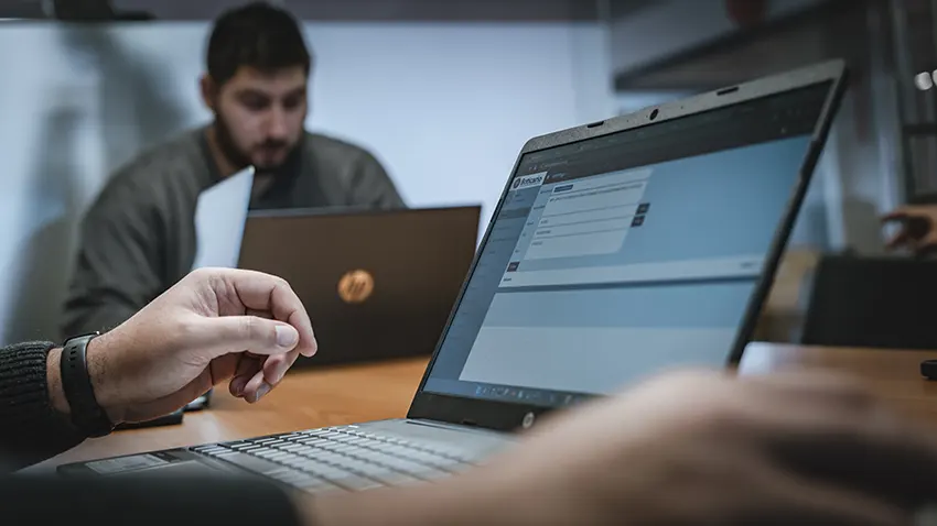 closeup de empleados boticario trabajando en sus laptops