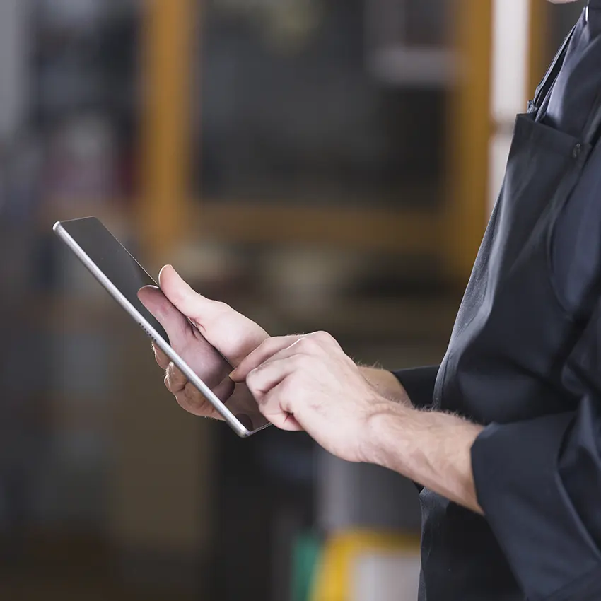 empleado revisando boticario erp en una tablet mientras trabaja